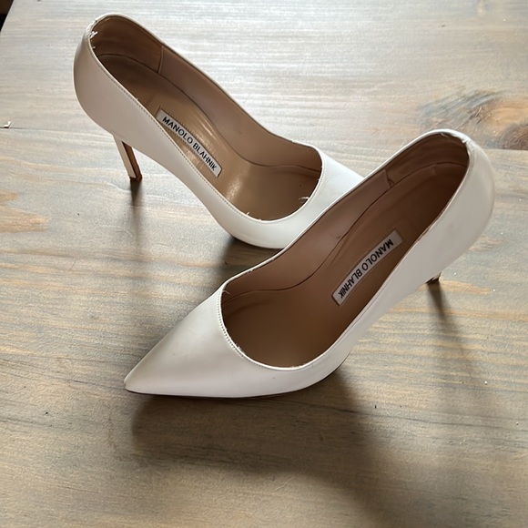 White Manolo leather heels. No dust bag or box. Good condition, minor scuffing. - Picture 2 of 6